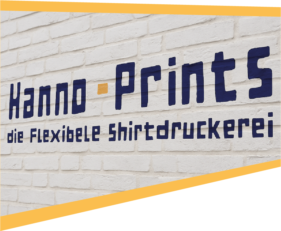 Hanno-Prints Logo an weißer Ziegelwand – schräg aufgenommen